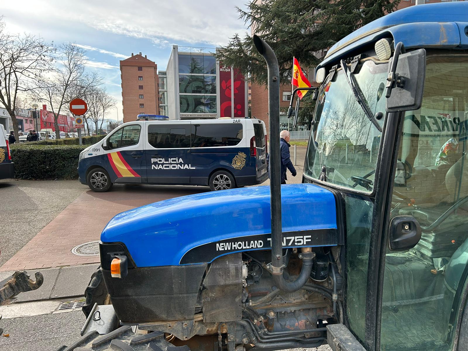 Los tractores han aparcado delante de la fachada del Consejo Regulador de la DOCa Rioja