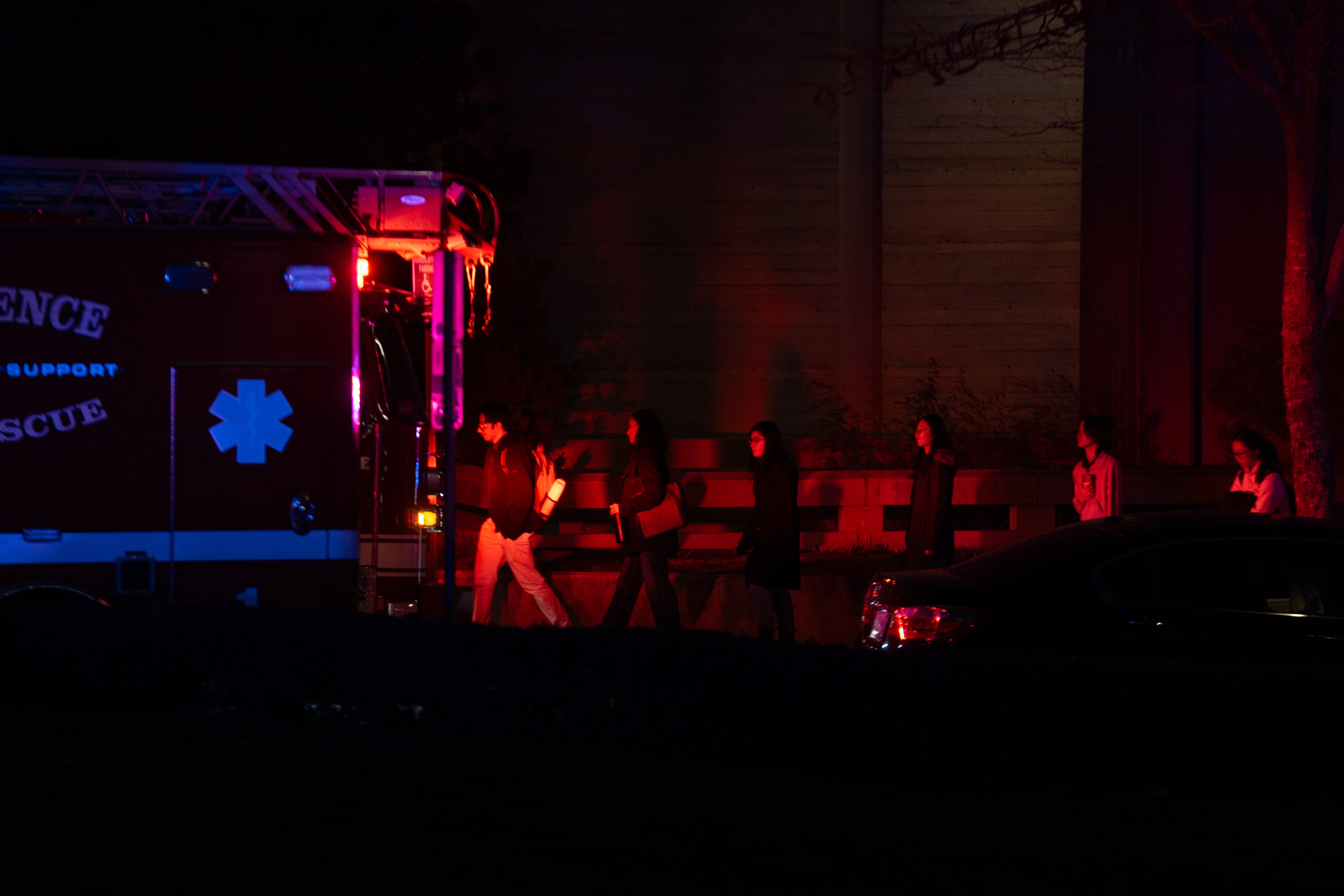 Los servicios de emergencia trabajan en el lugar de los hechos, cerca de la Universidad Brown, en Providence, Rhode Island, el 13 de diciembre de 2025.