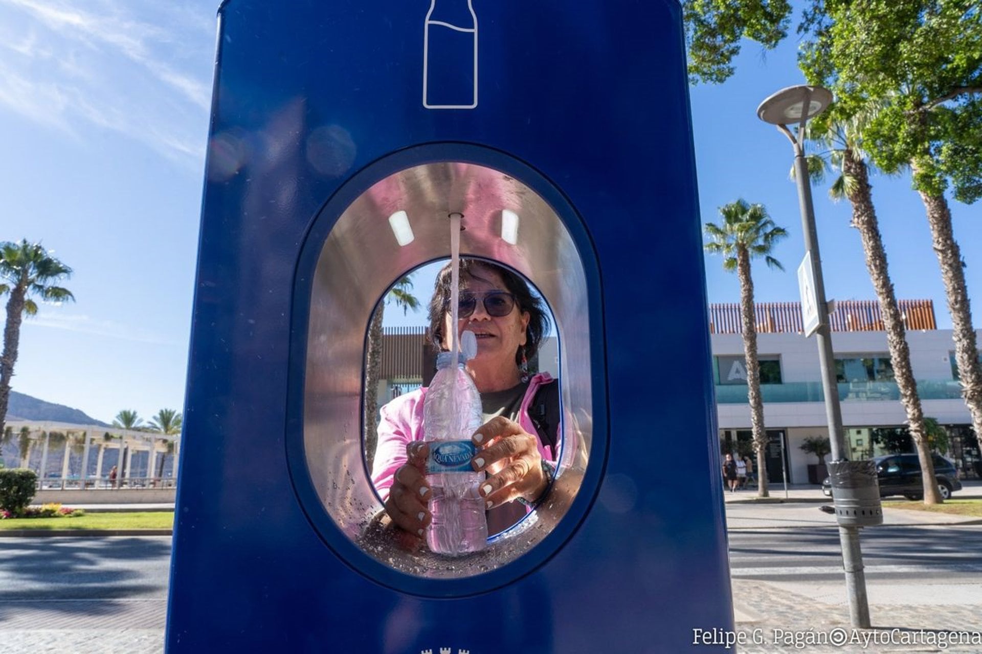 04/09/2025 Una mujer usa la fuente de agua fría potable instalada en el puerto de Cartagena
POLITICA ESPAÑA EUROPA MURCIA SOCIEDAD
AYUNTAMIENTO DE CARTAGENA