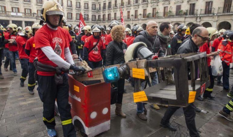 Un grupo de bomberos protestan contra la ley en Vitoria