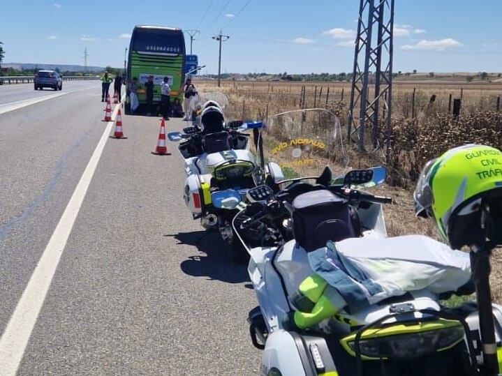 La Guardia Civil de Palencia auxilia a los viajeros de un autobús averiado