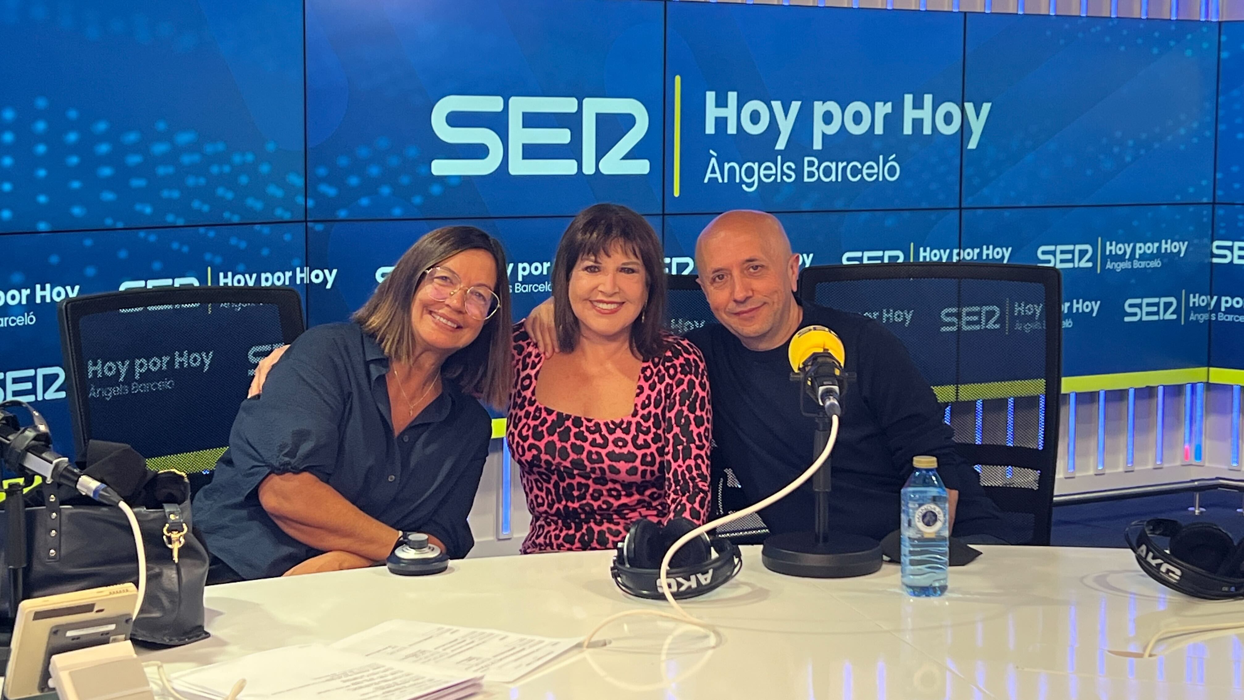 Loles León, en el centro, junto a Àngels Barceló y Luis Alegre en los estudios de la SER