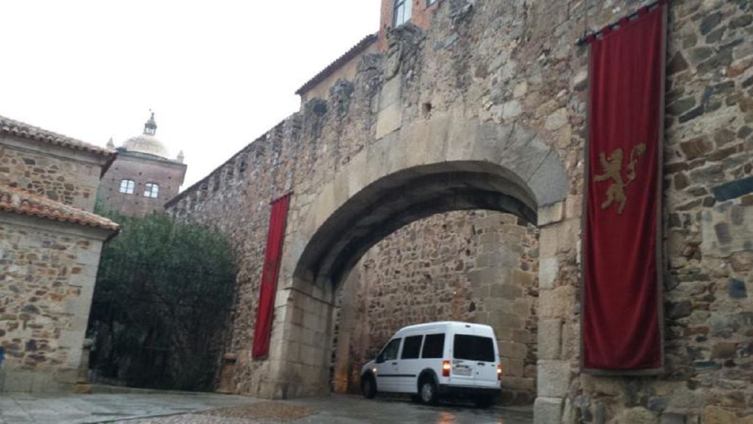 El Arco de la Estrella caracterizado como parte de Desembarco del Rey con los estandartes de la Casa Lannister