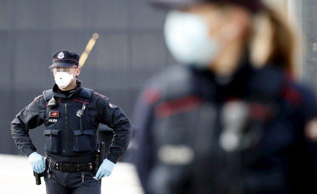 Los efectivos policiales han acordonado la zona y han logrado reducir al individuo sin que durante la actuación se hayan registrado daños personales