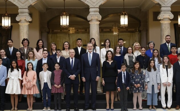 El Rey Felipe VI recibió a los escolares ganadores del concurso &quot;¿Qué es un Rey para ti?&quot; en el Palacio de El Pardo