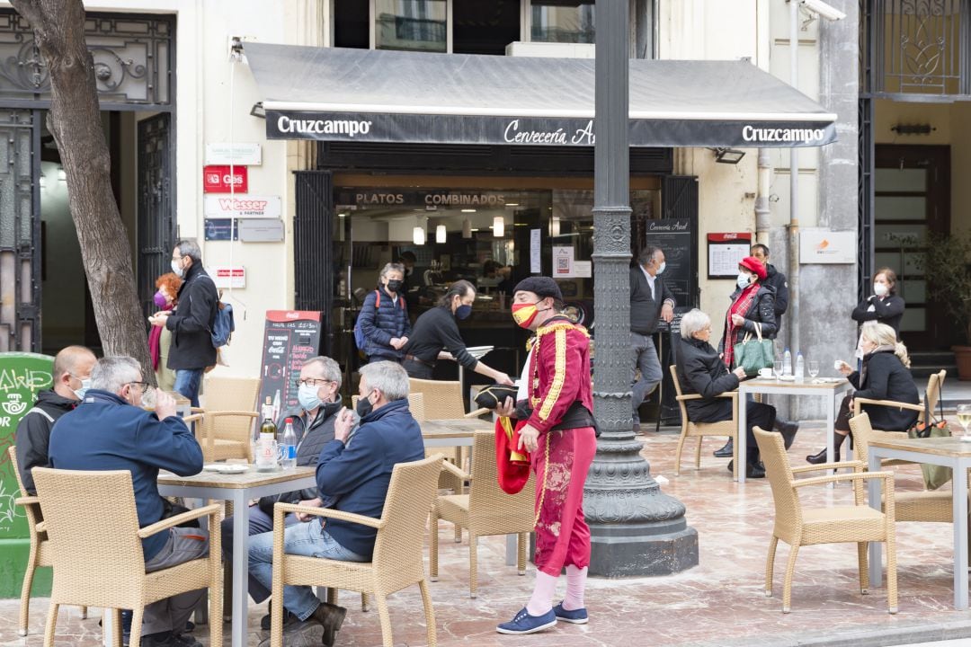 Varias personas sentadas en una terraza de València. 