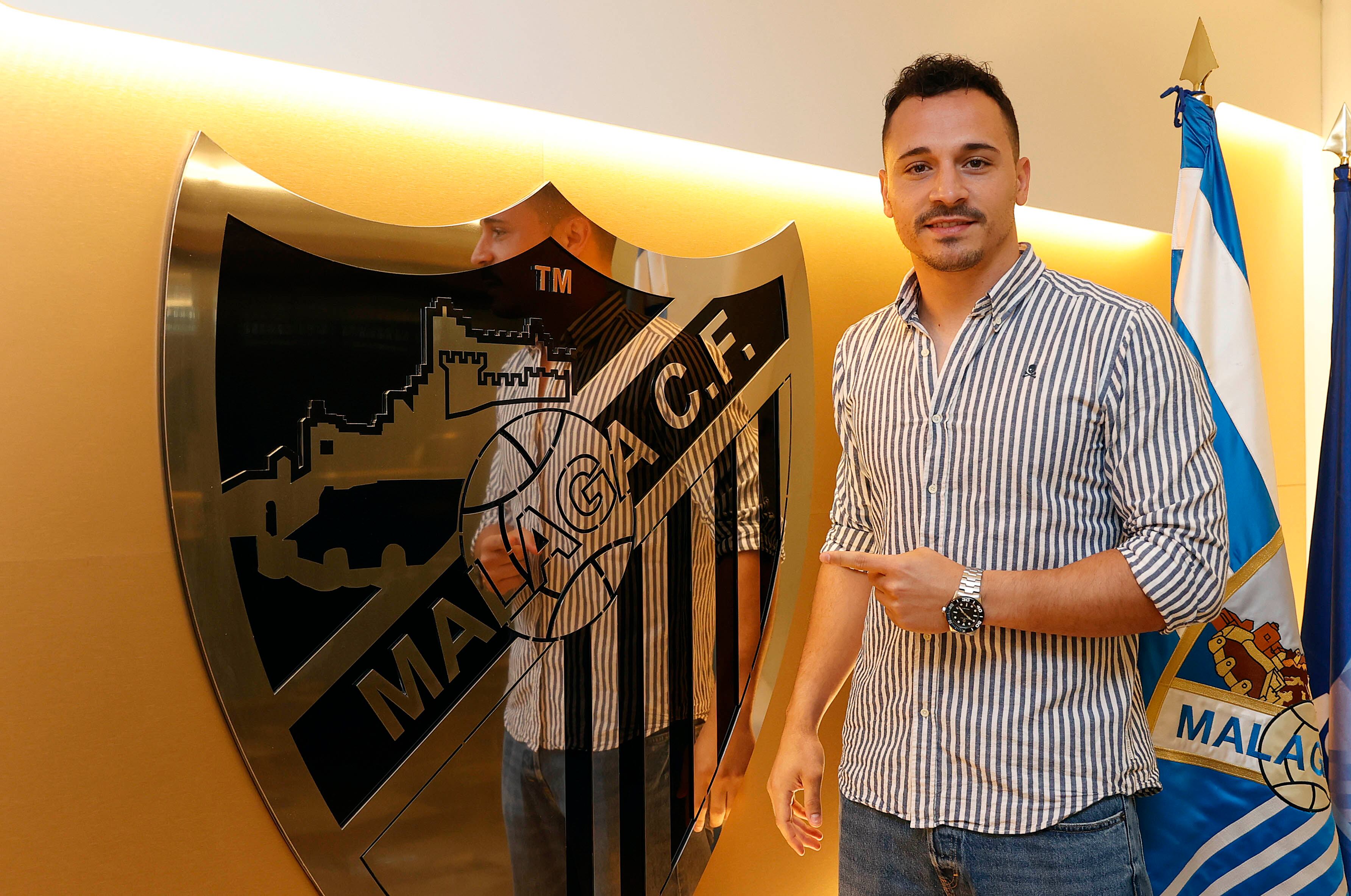 Alfonso Herrero posa con el escudo del Málaga el día que fichó