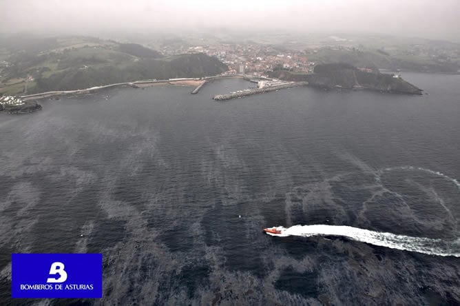 El vertido de fuel registrado en la ría de Aboño procedente de una central térmica está afectando al litoral del municipio de Carreño.