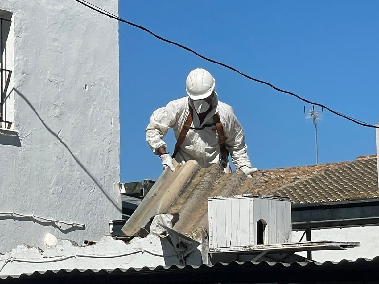 Un operario retira el amianto del centro escolar