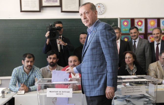 El primer ministro turco, Recep Tayyip Erdogan, emitiendo su voto en un colegio electoral en Estambul