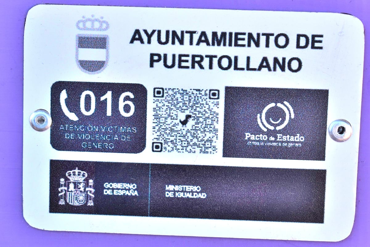 Banco morado por la igualdad en Puertollano