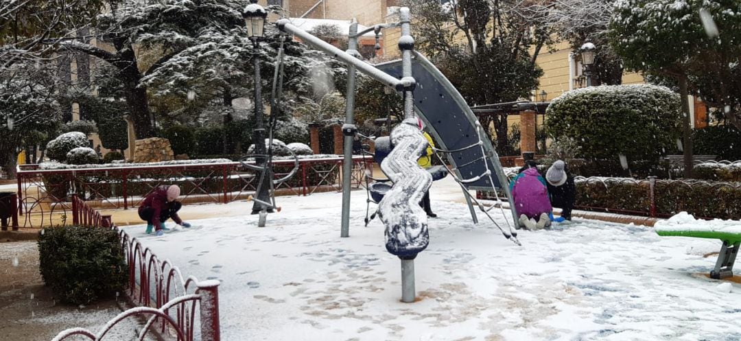 Niños juegan con la nieve