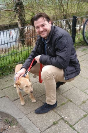 Juanito con su nueva familia sigue mirando con resquemor el furgón de Astrapex que le ha llevado de Extremadura a Holanda