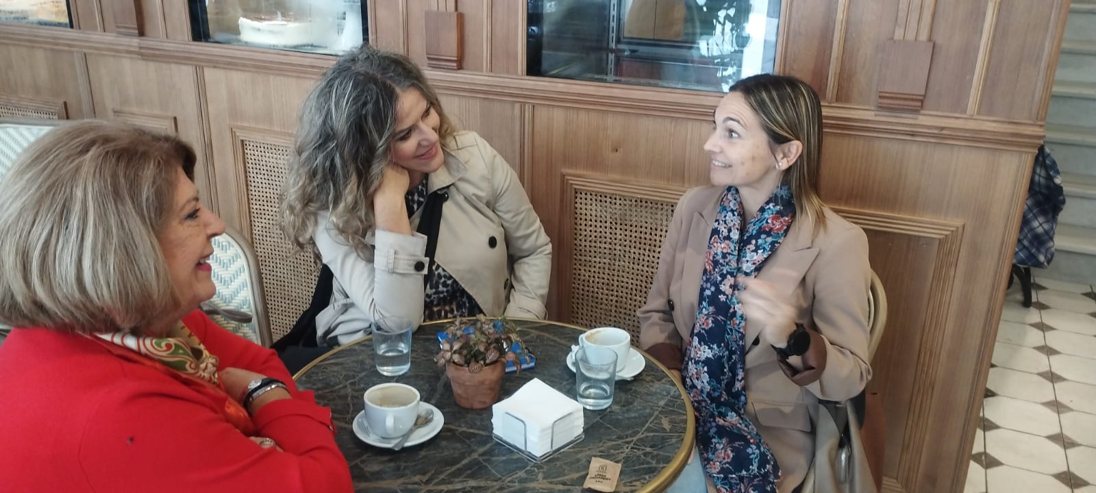 Cinta Lozano cuidadora de su madre con Alzheimer junto a Rocío Muñoz de AFA Huelva y Ana Gil periodista de la SER en Huelva en La Conversación desde Pastelería La Grosera de Huelva