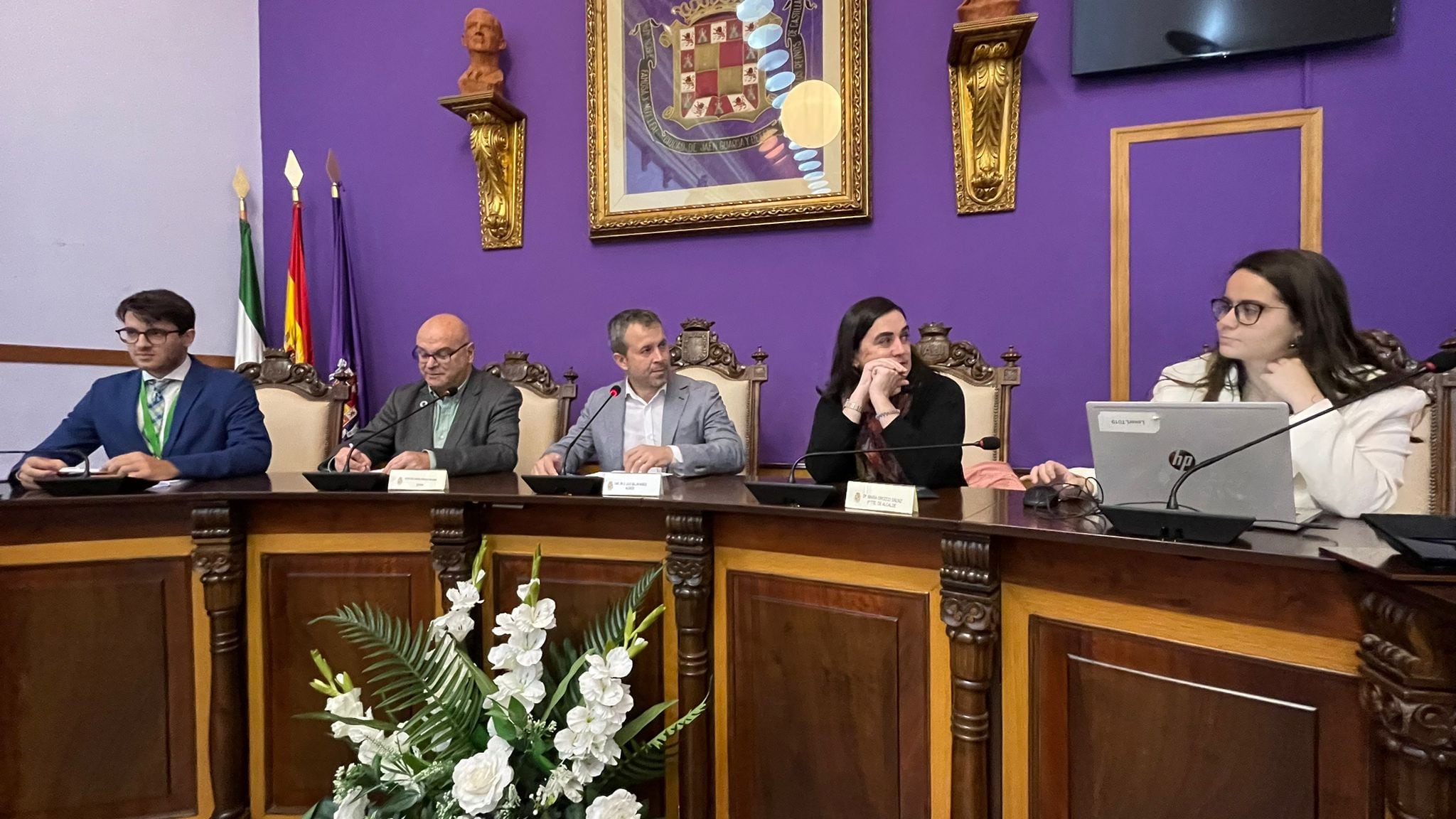 Autoridades en el salón de plenos antes de una simulación de sesión parlamentaria para jóvenes