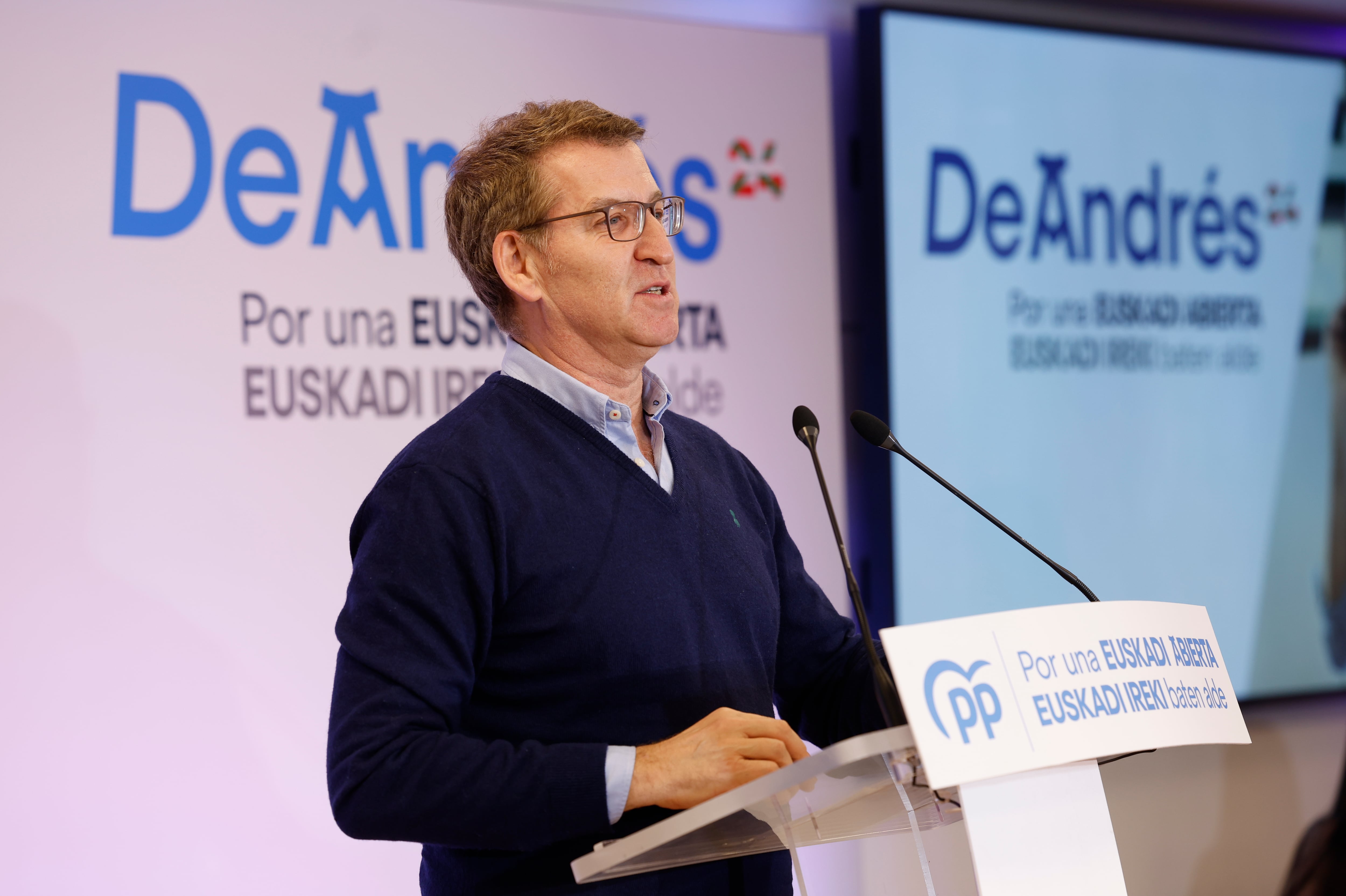 El presidente del PP, Alberto Núñez Feijóo, interviene en el acto de presentación del líder del partido en el País Vasco, Javier de Andrés, como candidato a lehendakari, este sábado en Bilbao.