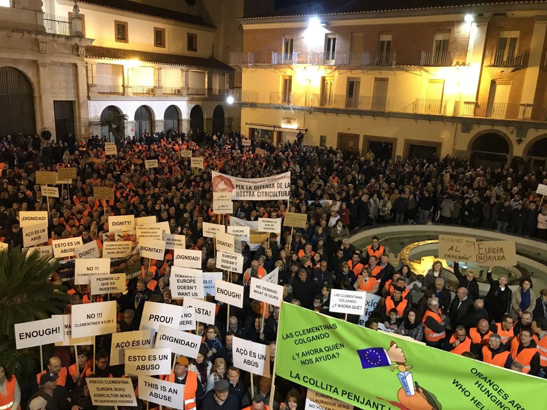 Manifestación multitudinaria en defensa de la naranja valenciana, ayer en la plaza Mayor de Nules