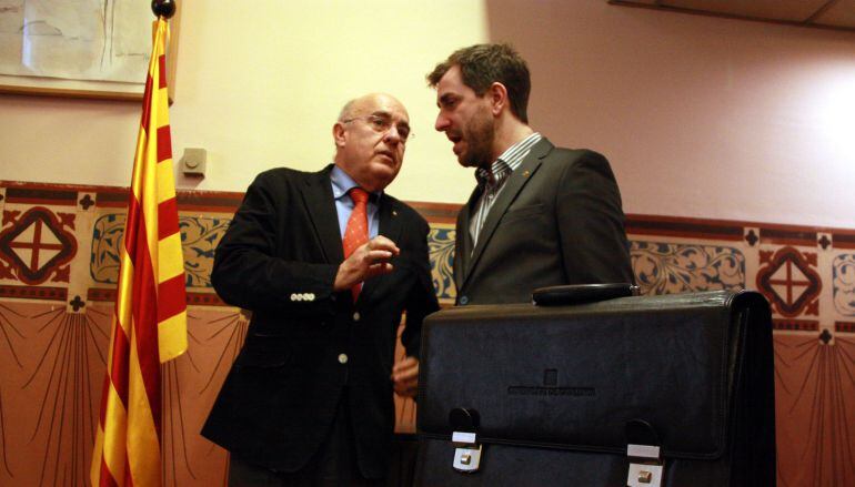 Els consellers de Salut sortint i entrant, Boi Ruiz i Toni Comín, conversen després del traspàs simbòlic, el passat dijous