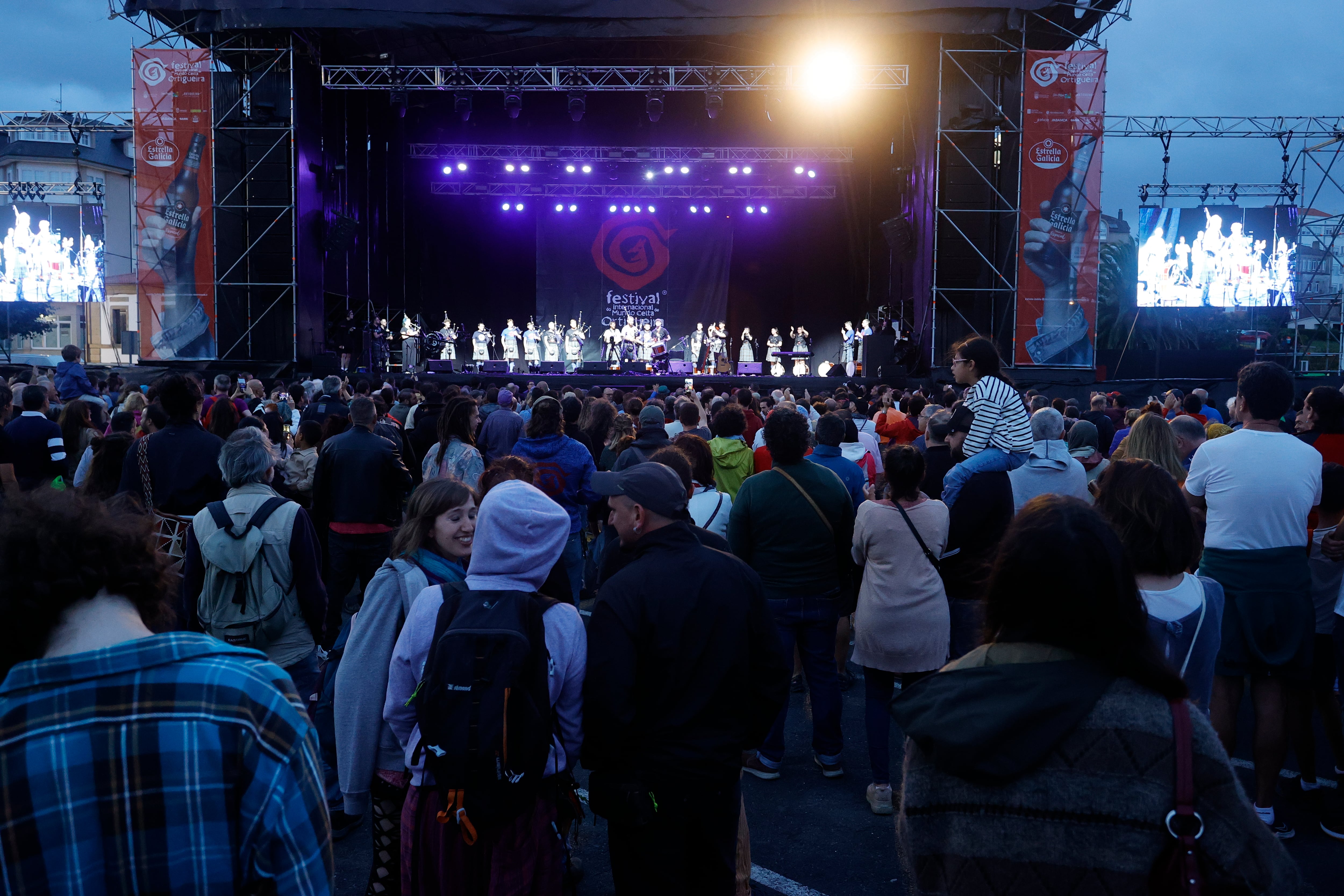 ORTIGUEIRA (A CORUÑA), 14/07/2023.- La banda Peoples Ford Boghall & Bathgate Caledonia Pipe Band actúa durante el Festival Internacional del Mundo Celta de Ortigueira (A Coruña), este viernes. EFE/ Kiko Delgado
