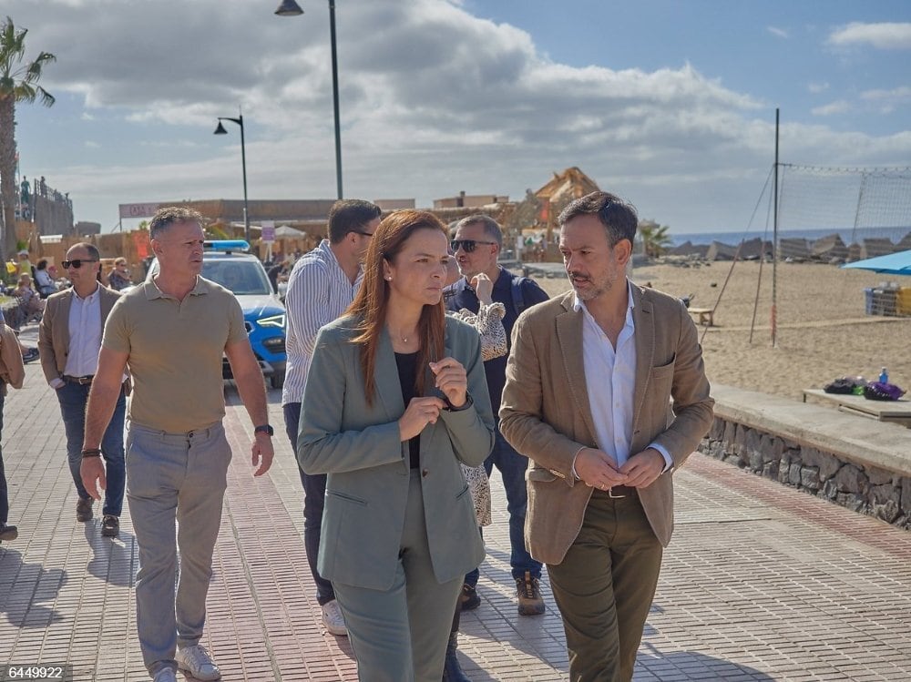 La alcaldesa de Arona, Fátima Lemes, y el vicepresidente del Cabildo de Tenerife, Lope Afonso, en una visita al paseo marítimo de la Playa de Las Vistas