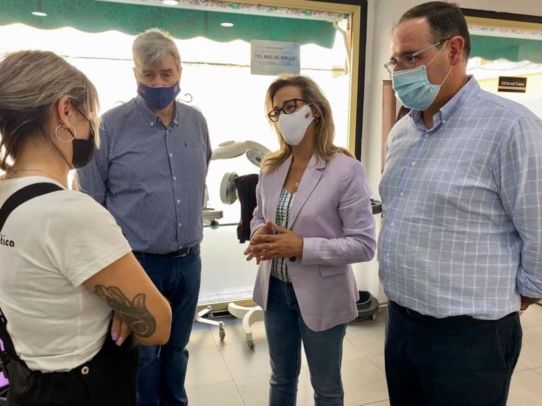 Visita de los populares a centros de estética y peluquería de Tarancón