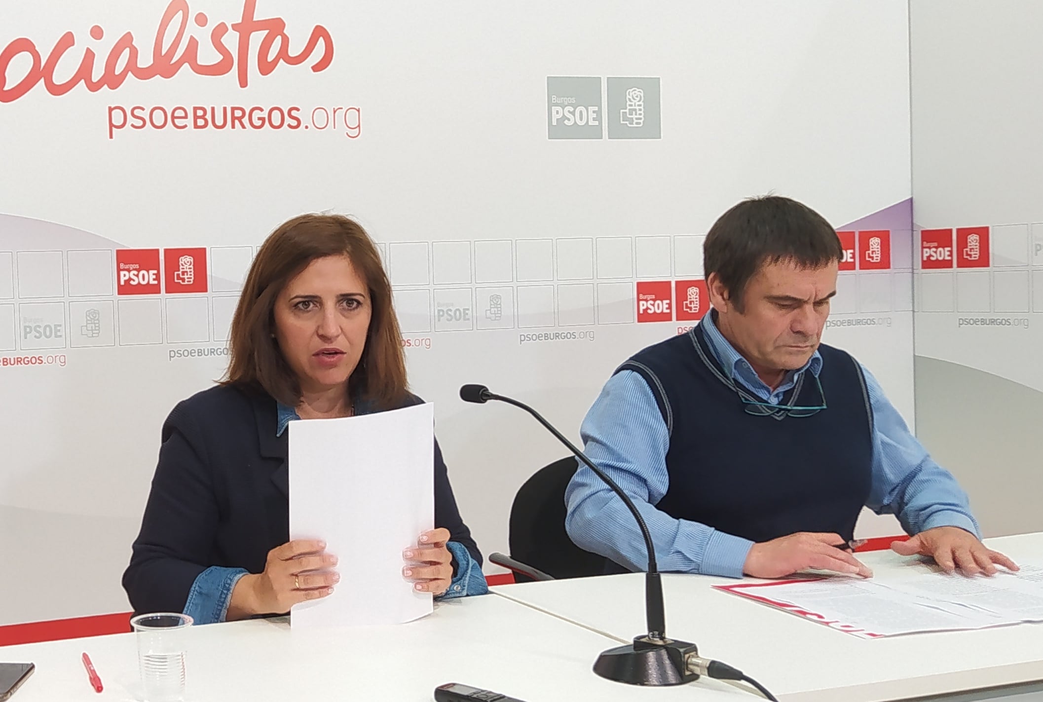 La Secretaria general de los socialistas burgaleses, Ester Peña, y el procurador del PSOE, Jesús Puente