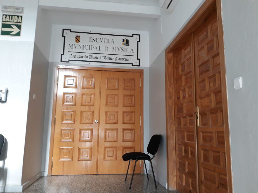 Puerta de acceso a la Escuela Municipal de Música en la primera planta de la Casa de la Cultura