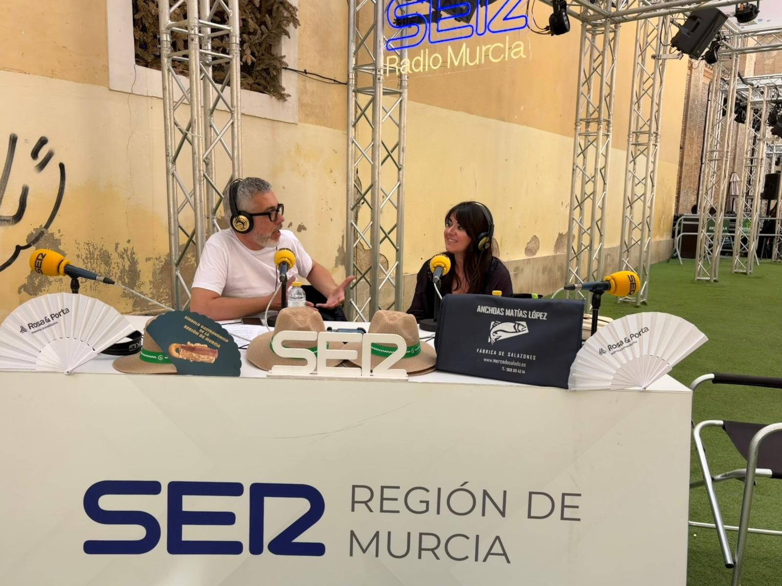Sonia López Buendía, CEO de Anchoas Matías López, conversa con Paco Sánchez durante un momento del programa.