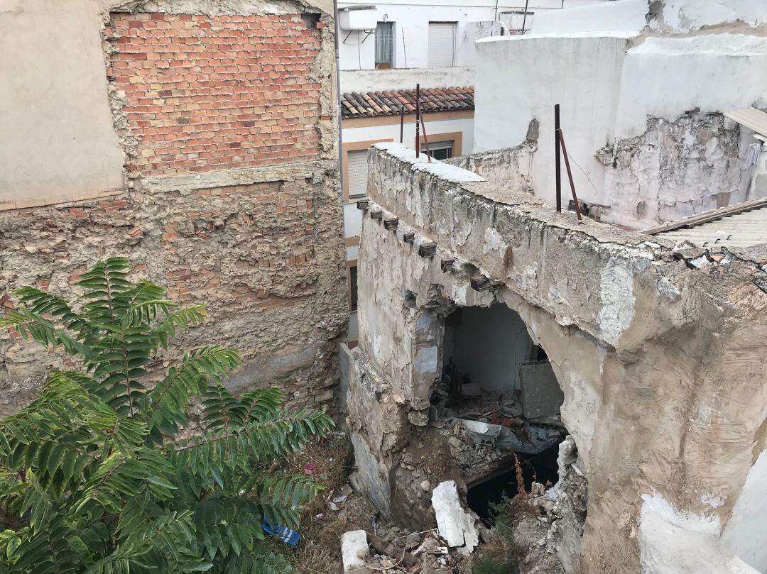 Estado del solar propiedad de SOMUVISA que afecta a los vecinos.