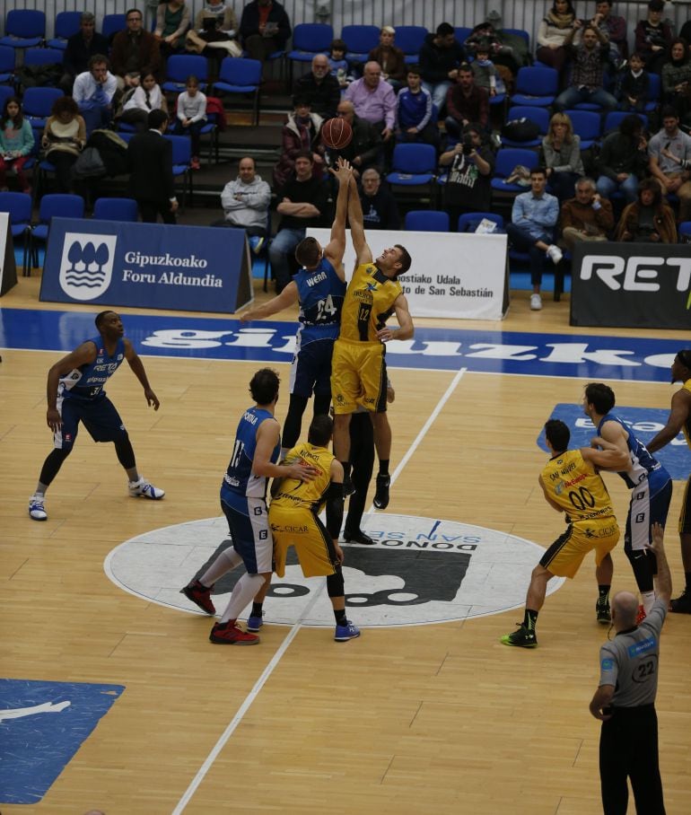 Salto inicial del encuentro entre donostiarras y tinerfeños