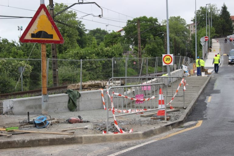 Obras de ampliación de la acera en la calle Balleneros, en Belaskoenea.