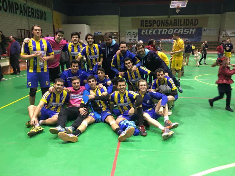 Imagen del equipo tras sumar una nueva victoria en Villafranca de los Barros.