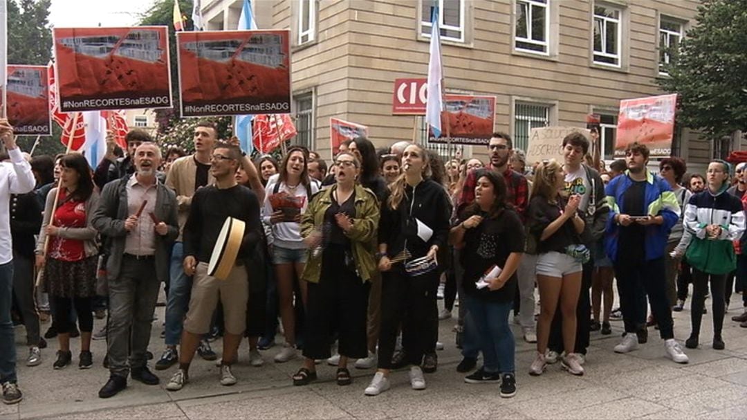 Alumnos y profesores de la ESAD protestan ante el edificio de la Xunta en Vigo