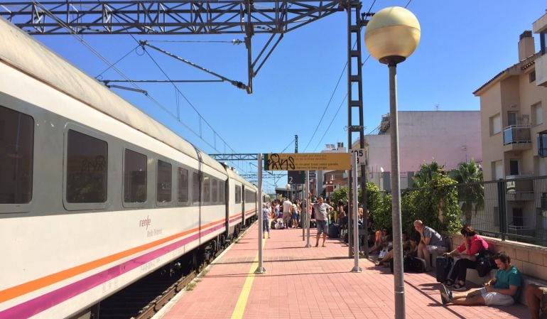 Els viatgers s'han esperat durant gairebé dues hores a l'andana.