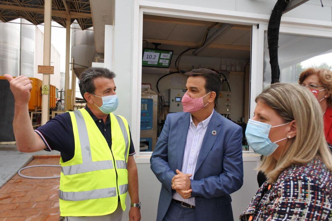 El consejero de Agricultura, Agua y Desarrollo Rural, Francisco Martinez Arroyo, y la alcaldesa de Tomelloso, Inmaculada Jiménez, durante la visita las instalaciones de la Cooperativa Vinícola de Tomelloso