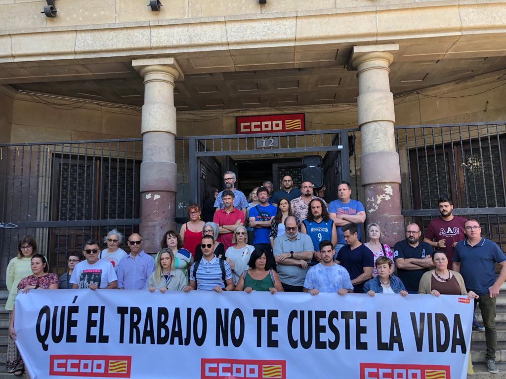 Concentración en Comisiones Obreras de Aragón por los fallecimientos por accidentes laborales.