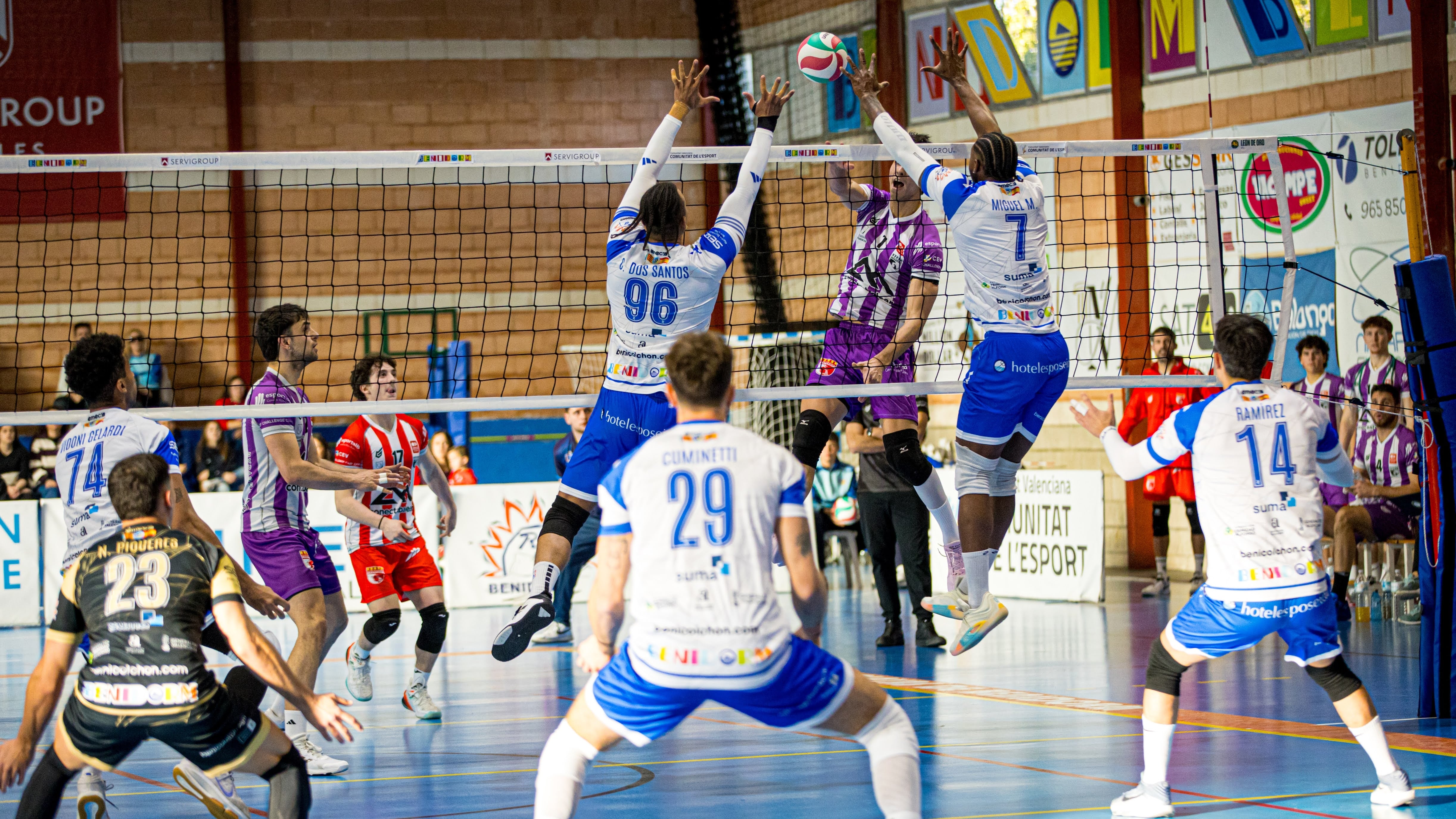 El Servigroup Benidorm bloquea un remate del CV Manacor en el pabellón Raúl Mesa