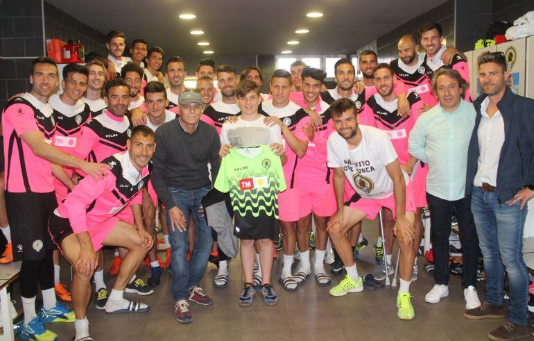 La primera plantilla del HCF ha recibido la visita de Samuel, el alevin del Jove Español que donó médula para salvar a su padre