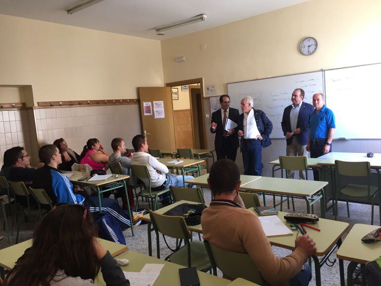 Imagen de la inauguración del curso de Enseñanza de Adultos en el centro &quot;San Jorge&quot; de la capital.