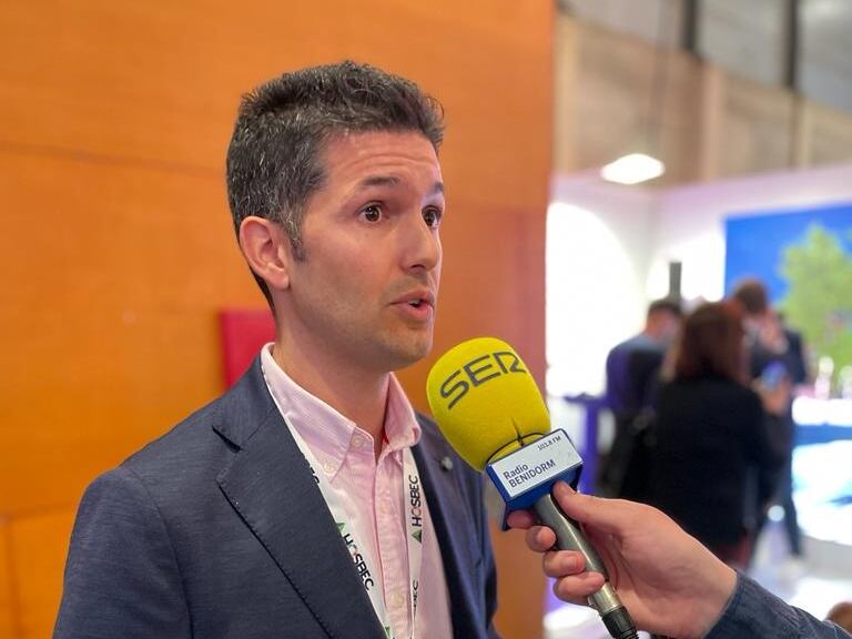 El presidente de HOSBEC Fede Fuster atiende a Radio Benidorm durante Fitur 2023