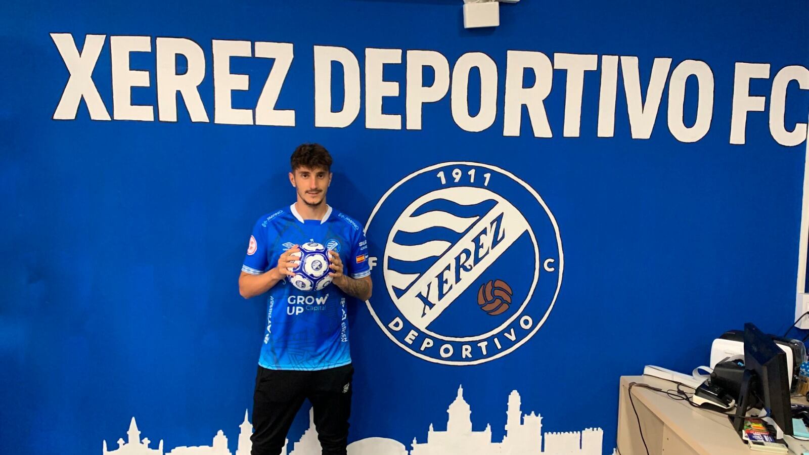 Javi Díez posando como nuevo jugador del Xerez DFC