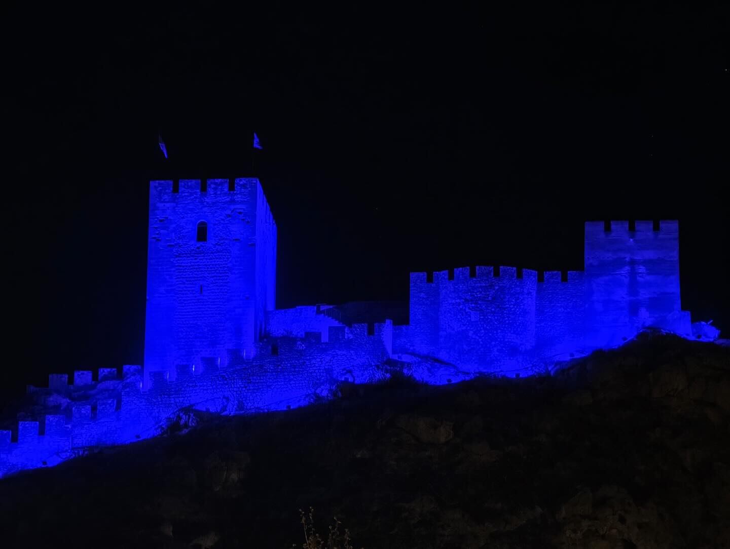 El castillo, iluminado de azul