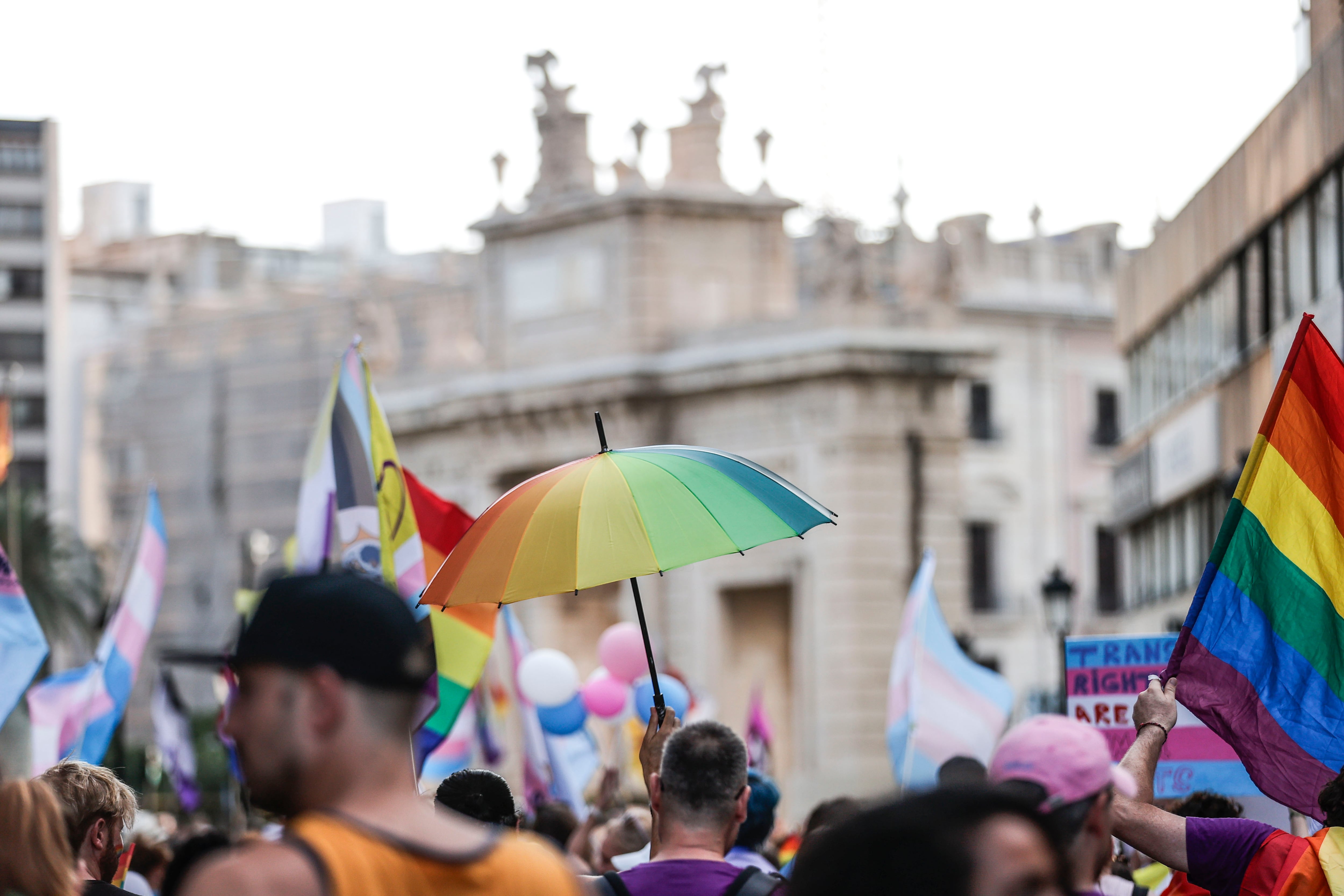 GRAFCVA8380. VALÈNCIA, 28/06/2025.- La manifestación con el lema &quot;Ara més que mai, Orgull&quot;, organizada por Lambda, col·lectiu LGTB+ per la diversitat sexual, de gènere i familiar, recorre el centro de València, desde el Puente de la Exposición hasta la plaza del Ayuntamiento, para &quot;demostrar al Partido Popular y Vox que la sociedad valenciana no aceptará ningún paso atrás en los derechos LGTBIAQ+&quot;. EFE/Manuel Bruque
