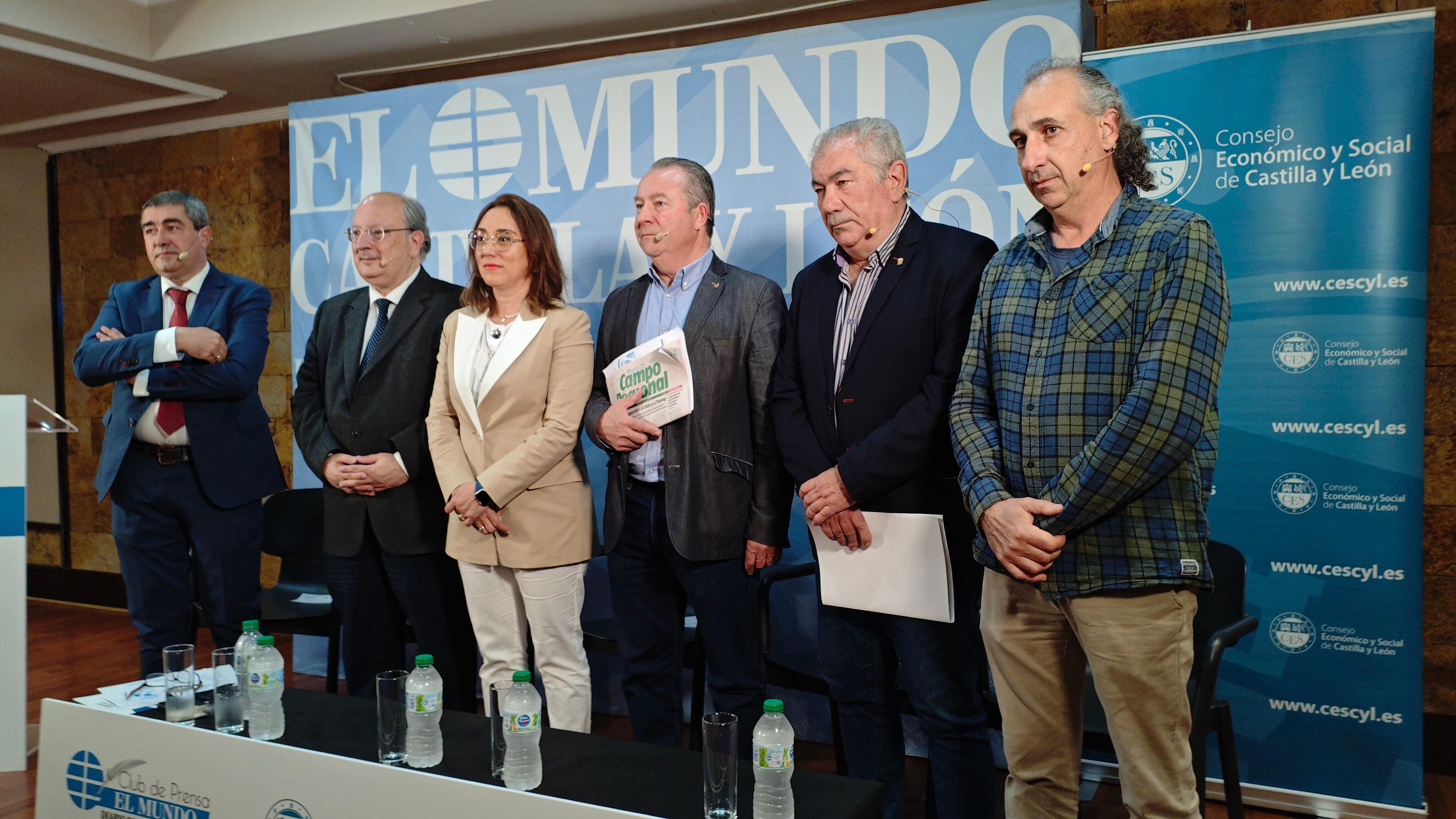 La consejera de Agricultura, María González en el foro junto al resto de ponentes