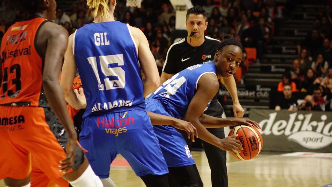 Loyd, con la posesión del balón en una acción de ataque.