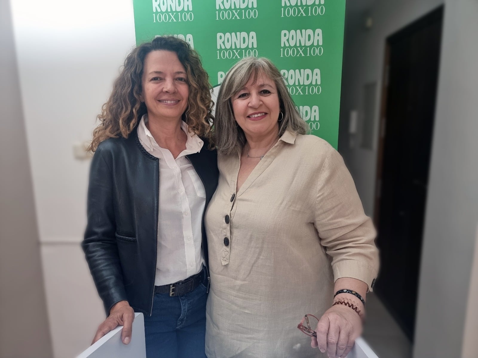 La candidata a la alcaldía por Ronda 100x100, Isabel Barriga, y la candidata número 3, Delphine DuBoys