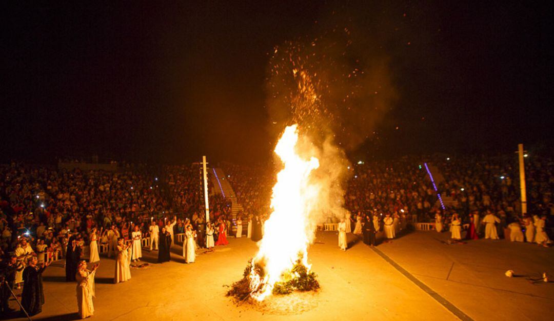 La fiesta concentra cada solsticio de verano a miles de pinteños en el auditorio del parque Juan Carlos I.
