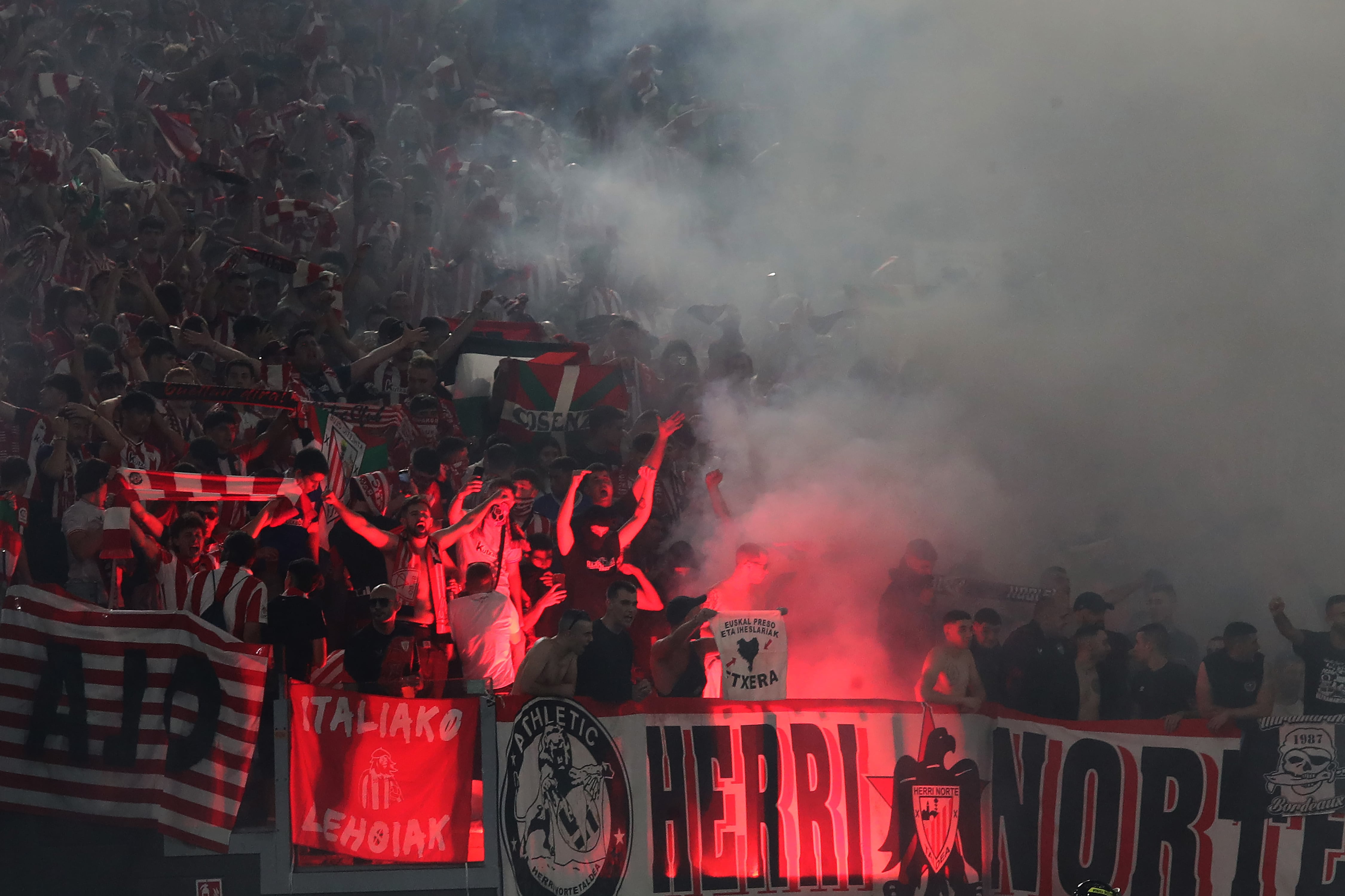 Parte de la grada visitante en el Olímpico de Roma, rodeada de humo debido al lanzamiento de bengalas