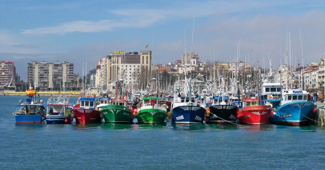 Barcos pesqueros atracados en un puerto.