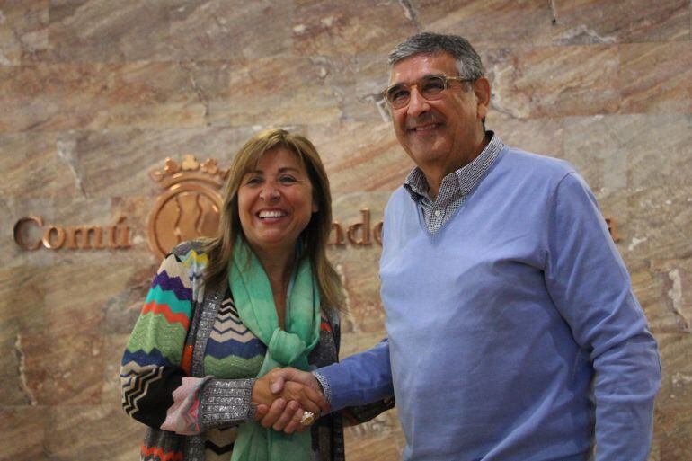 La cònsol major d'Andorra la Vella, Conxita Marsol, i Turi Riberaygua, propietari de la col·lecció de bicicletes, es donen la mà per segellar l'acord.